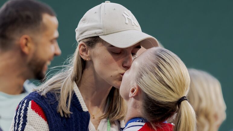 Vivianne Miedema and Beth Mead